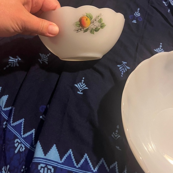 3 Nesting bowls - white with flower detail - Picture 4 of 4